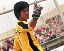 Hilarious Bruce Lee lookalike plays goalie